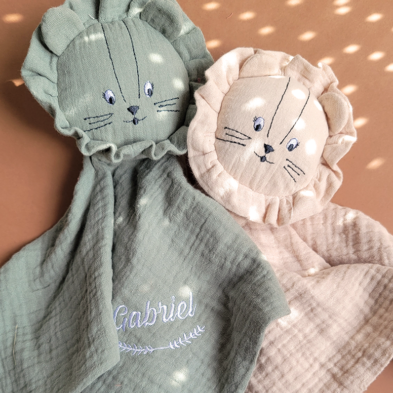 Doudou lion gaze brodé